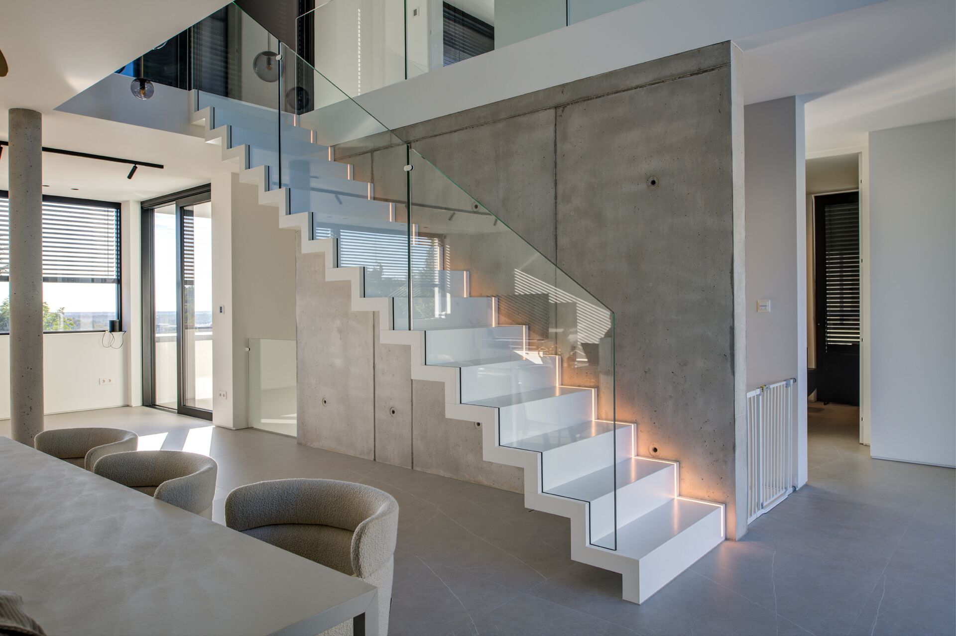 Faltwerktreppe in weiß mit Glasgeländer und LED Beleuchtung in den Stufen von STOCKWERK-Treppen