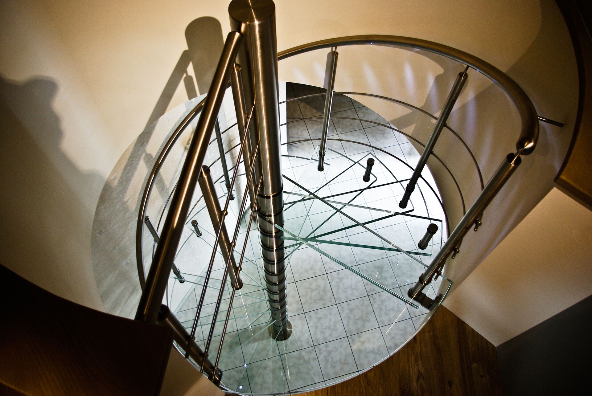 Spindeltreppe mit Glasstufen, Glastreppe von Stockwerk, den Treppenprofis