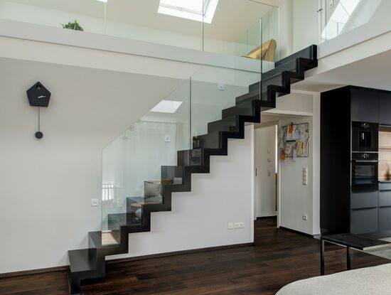Faltwerktreppe schwarz, Glasgeländer, Stockwerk-Treppen